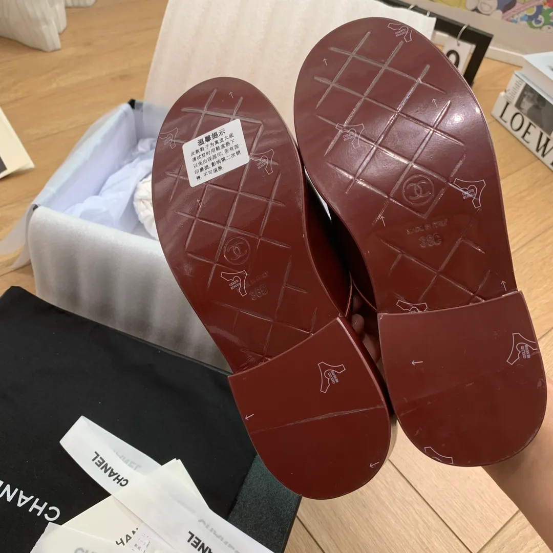 👟👟Ex-factory price 560👟👟 🍀 The official website is updated simultaneously with high version, CHANEL Chanel's new top-quality autumn shoes and slippers series in early spring____________ is a must-have hot item for fragrance families in spring and autumn, the goddess series, with the elegant and ladylike temperament of fragrance families, super attractive, irresistible, and exciting... ▪️The upper is imported cowhide/butter/patent leather, high-end and texture ➕Original molded hardware buckle ➕Electric embroidery ▪️The lining is imported lambskin, soft and comfortable ▪️Original molded version, Italian genuine leather outsole🇮🇹 ▪️Number of codes: 34-42 (34 40 41 42 is custom-made, non-refundable and non-exchangeable) Multiple colors are available, you can also place an order with the picture